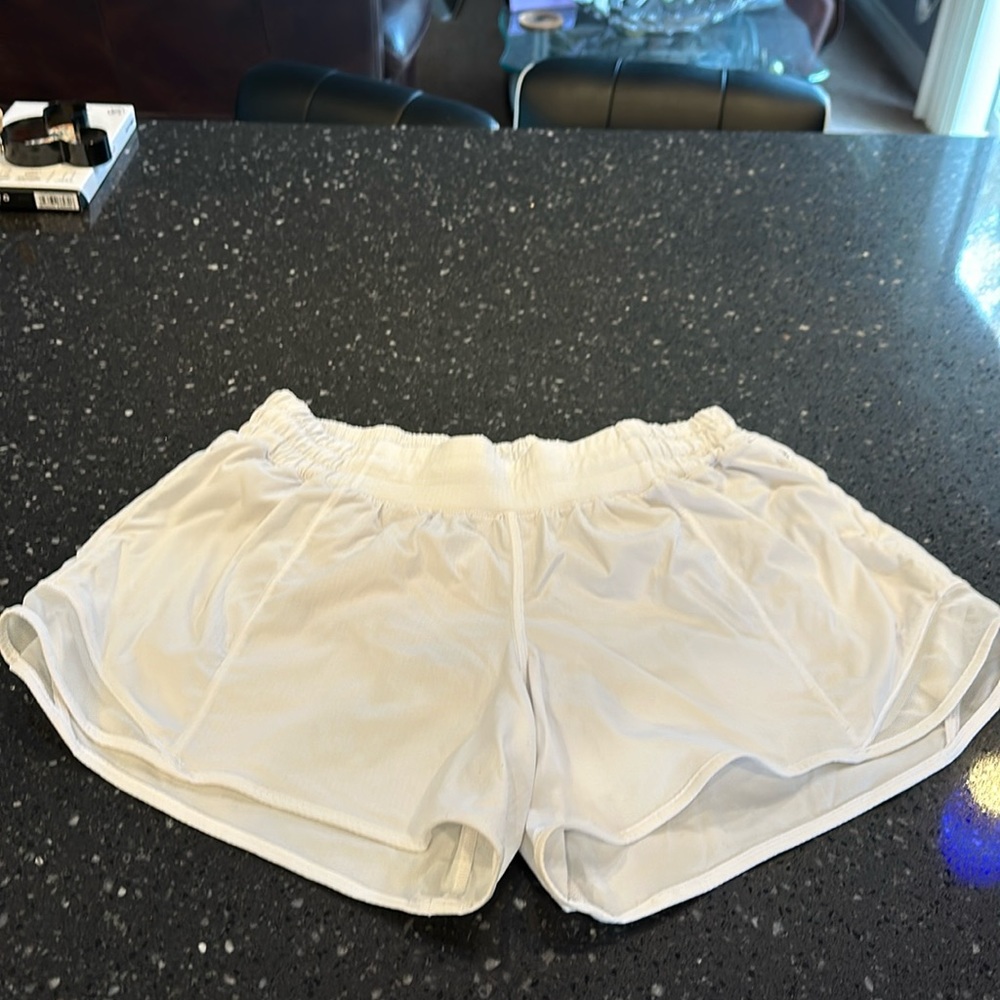 Lululemon Hotty Hot 2 inch shorts size 2 in white